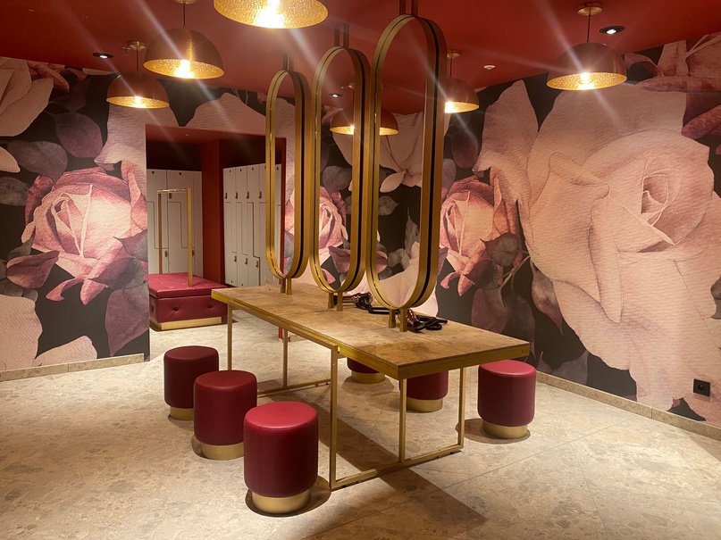 Aménagement club de sport premium — ambiance club/lounge