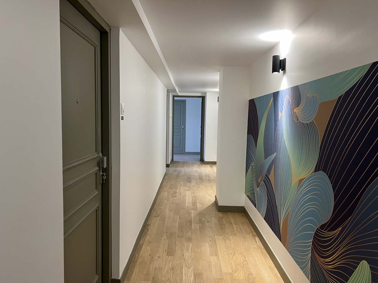Rénovation maison — couloir avec papier peint décoratif