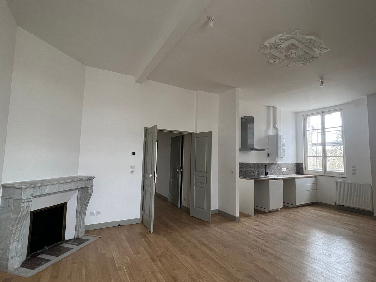 Rénovation maison — salon avec cheminée marbre et rosace, Fontainebleau