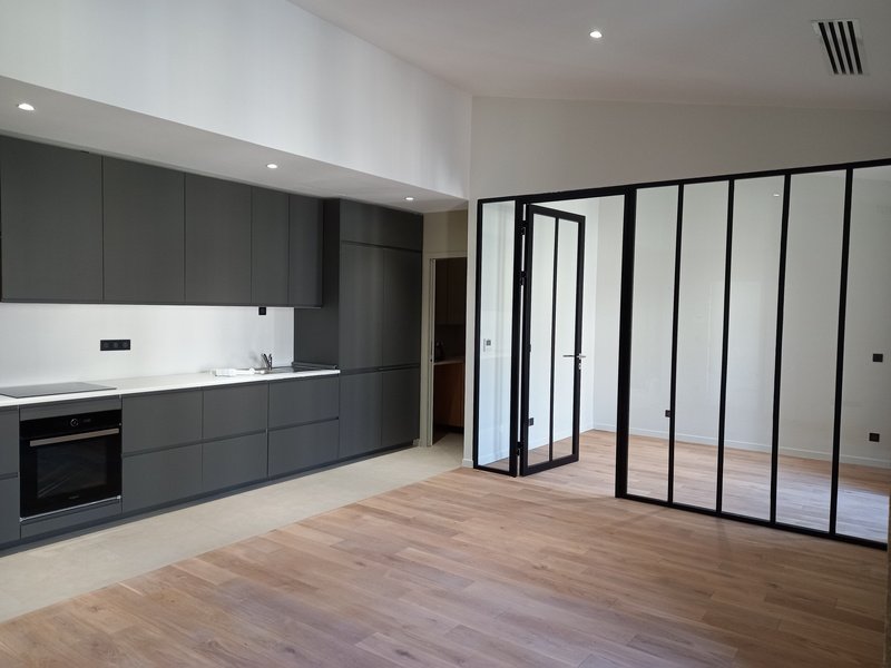 Rénovation d'appartement — verrière atelier entre cuisine et séjour